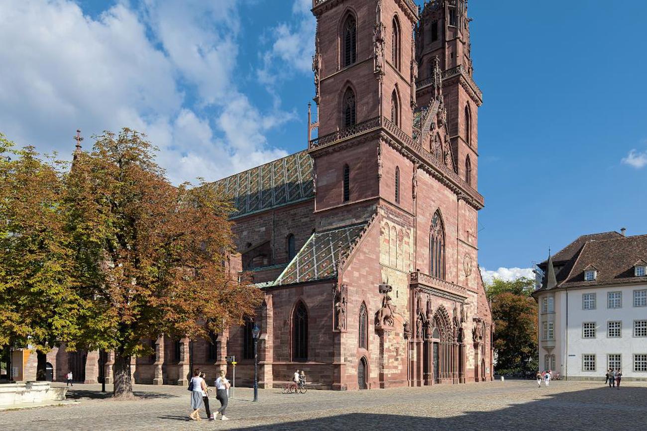 Auf dem Basler Münsterplatz ist es auch ohne Glockengeläut oft lärmig, etwa während der Fasnacht und der Herbstmesse.|Peter Schulthess