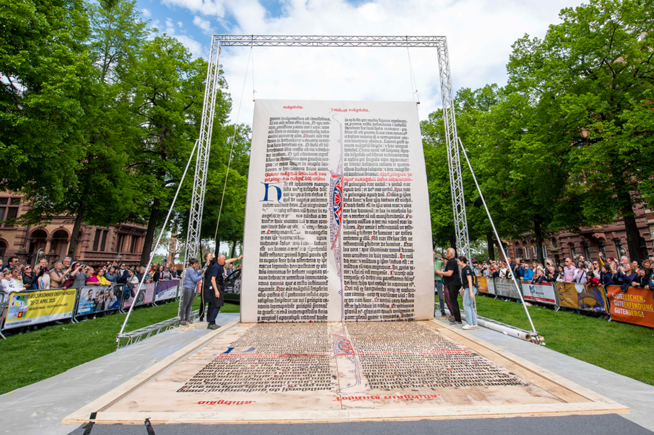 Die grösste Bibelseite der Welt zeigt in Mainz die erste Seite des Johannes-Evangeliums aus einer Bibel aus Gutenbergs Werkstatt. | epd-bild/Andrea Enderlein