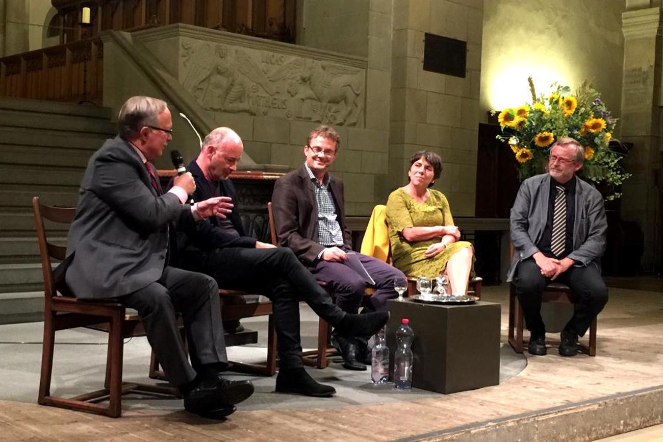 Diskussion im Zürcher Grossmünster (v.l.): Alt-Bundesrat Samuel Schmid, der Komponist Hans-Jürgen Hufeisen, Moderator Wolfgang Wettstein, Magrot Kässmann und Christoph Sigrist. | Vera Kluser