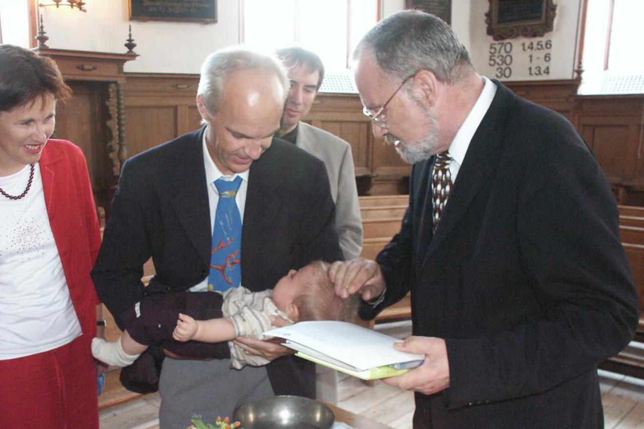 Das Wasser, das bei der Taufe verwendet wird, ist ein Zeichen des Lebens und dafür, dass der Täufling durch Christus vor Gott bestehen darf.