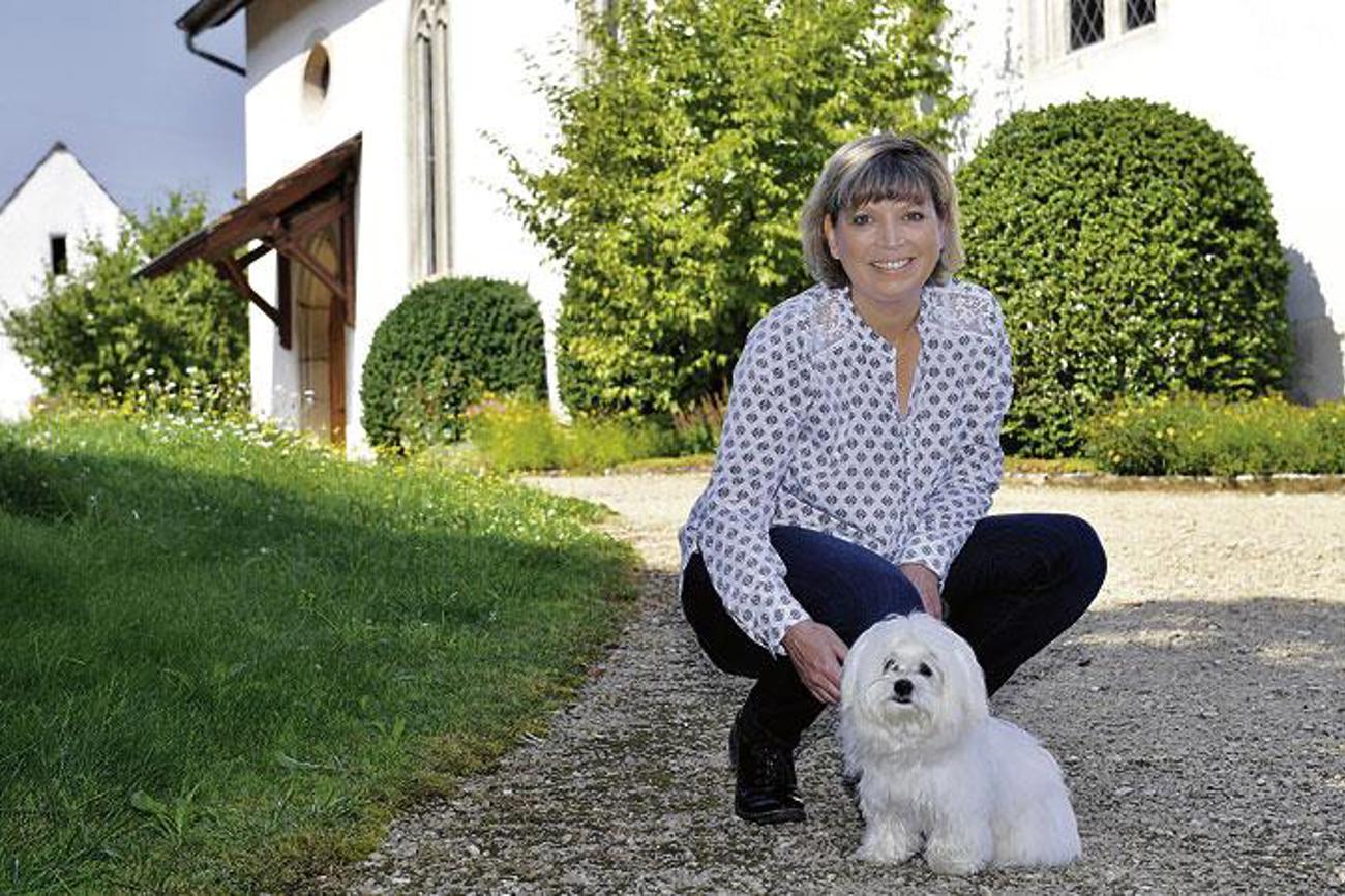 Idylle in einer Landgemeinde: Pfarrerin Astrid Grob mit ihrem Hund. / Bild: Plüss