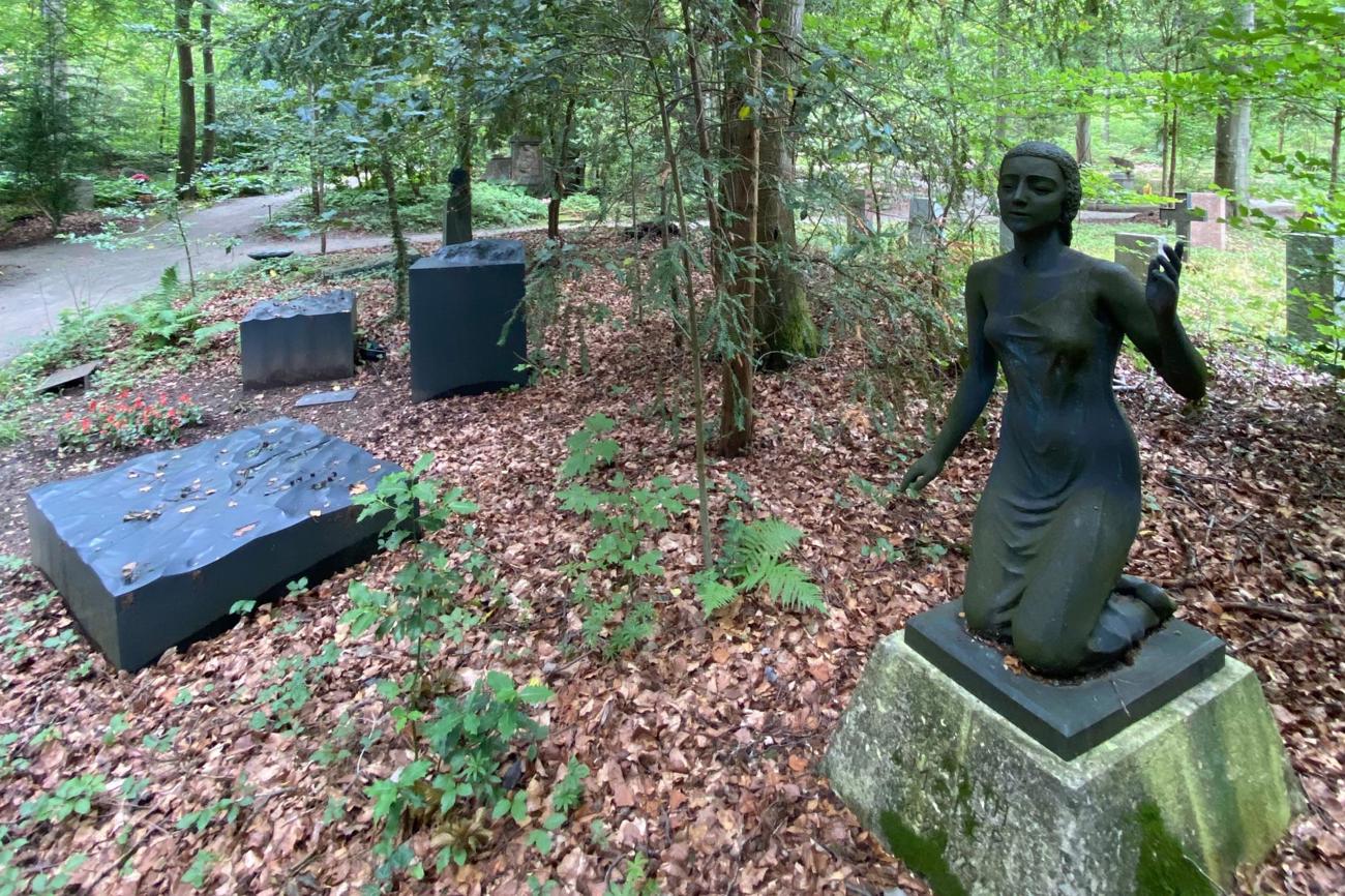 Gräber im Waldfriedhof.