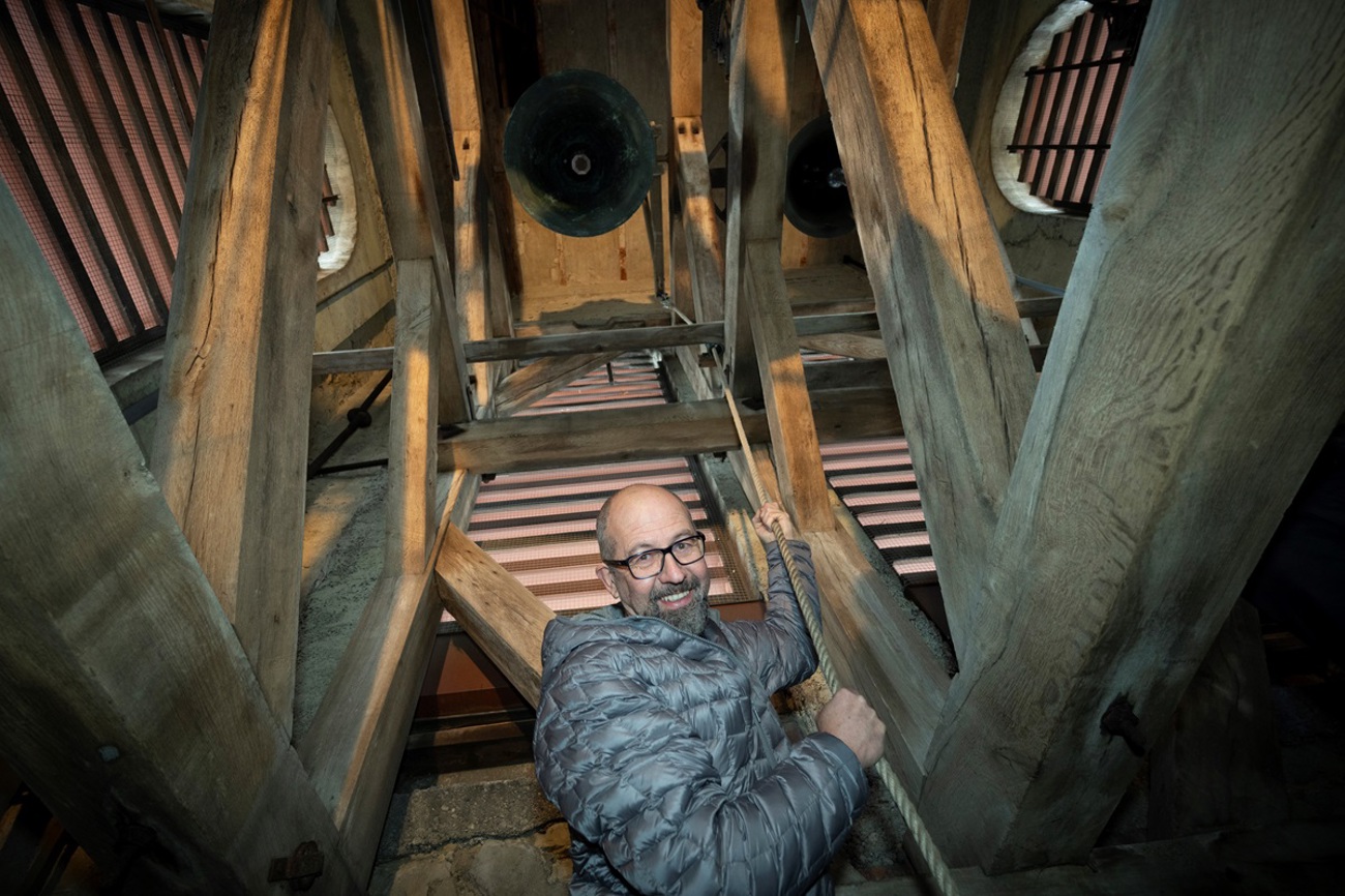 Mesmer Christian Spadin muss sein volles Gewicht reinlegen, damit er die Glocke zum Läuten bringt. (Bild: Ralph Ribi/Thurgauer Zeitung/2021)