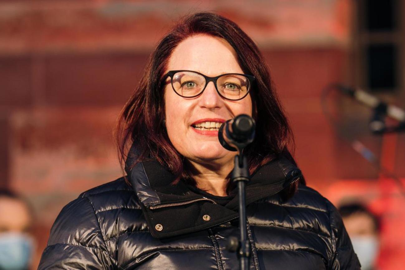 Die Baselbieter Kirchenrätin Sandra Bätscher feiert die Ankunft des Friedenslichts. |Damaris Thalmann