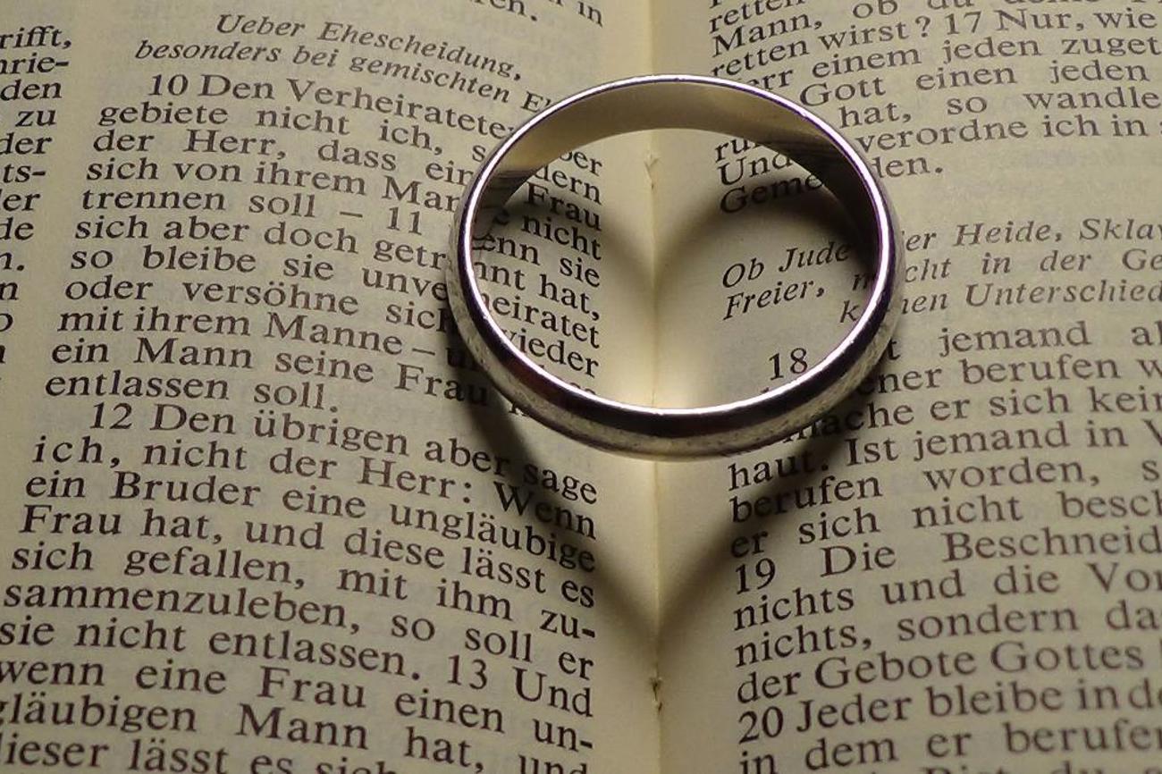 An der Ehe für alle entzündet sich der Streit über die richtige Auslegung der Bibel.|flickr