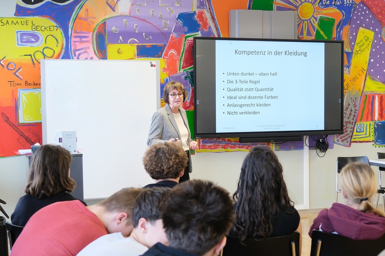 Noch ist die Arbeitswelt den Schülerinnen und Schülern der 2. Oberstufe fremd. Katrin Künzle bereitet sie darauf vor und erklärt ihnen den Dresscode bei einem Bewerbungsgespräch. Foto: Reinhold Hönle