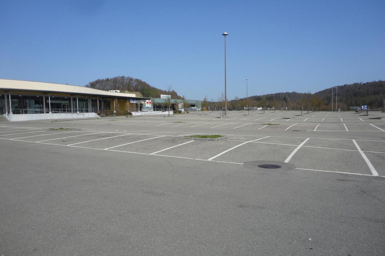 Die grosse Parkfläche vor dem Einkaufzentrum Herblingermarkt vergeudet laut den Initianten der Bodeninitiative zu viel wertvollen Boden.