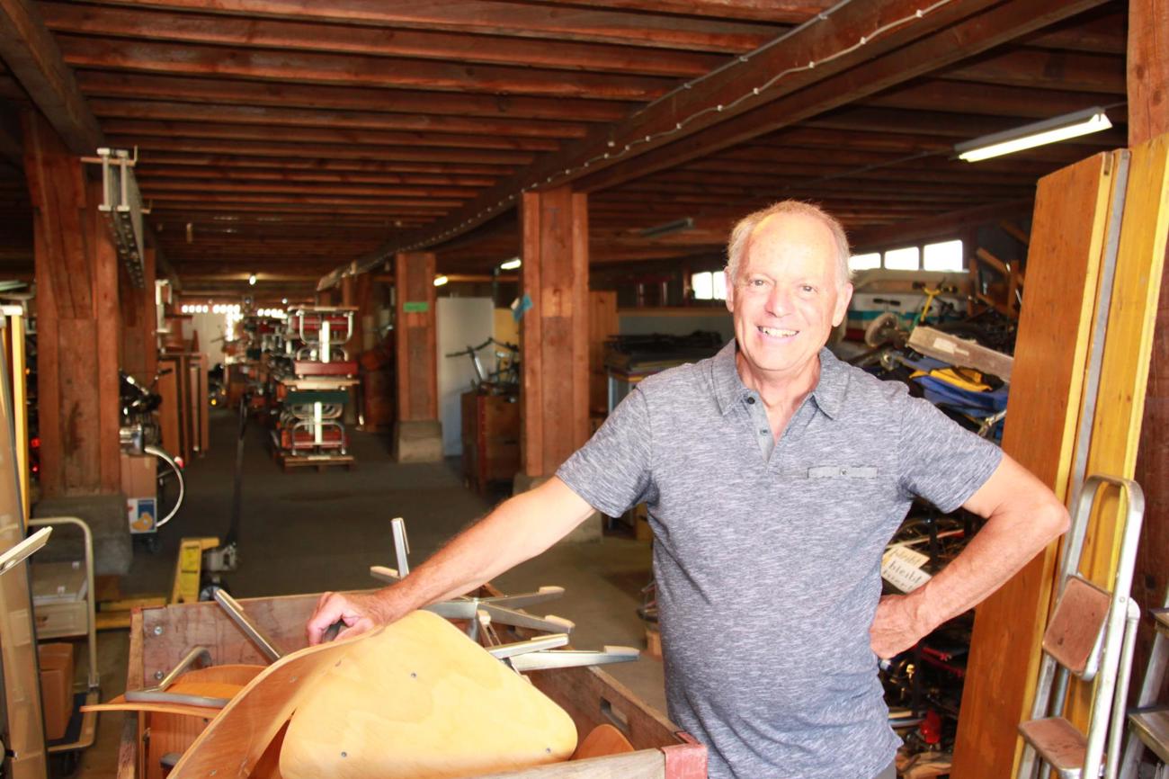 Martin Richard zeigt das Lagerhaus, in dem sich das Schulmobiliar über drei Stöcke stapelt