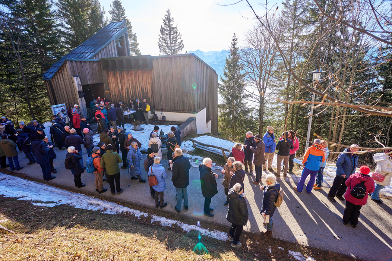 Nach dem Neujahrsgottesdienst in der Bergkirche Rigi Kaltbad genossen die Besuchenden die Sonne. | Foto: Emanuel Ammon