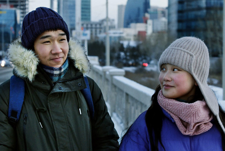 Die erste Liebe zwischen Hochhausschluchten und Jurten