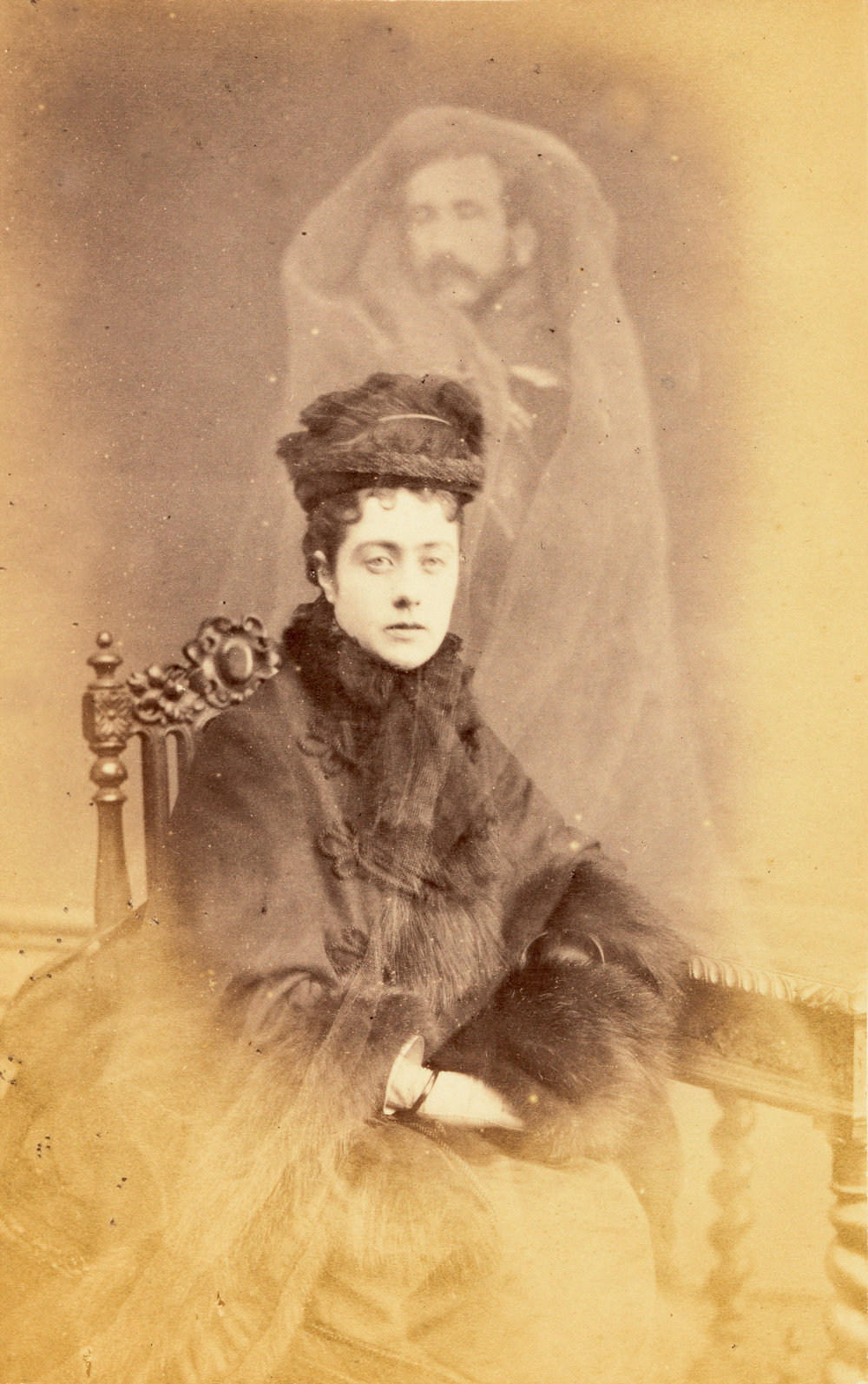 «Women with the spirit of her husband», eine Geisterfotografie von Édouard Isidore Buguet, ca. 1873–1875, in der Ausstellung «Geister. Dem Übernatürlichen auf der Spur im Kunstmuseum Basel. | Foto: Collection of The College of Psychic Studies, London