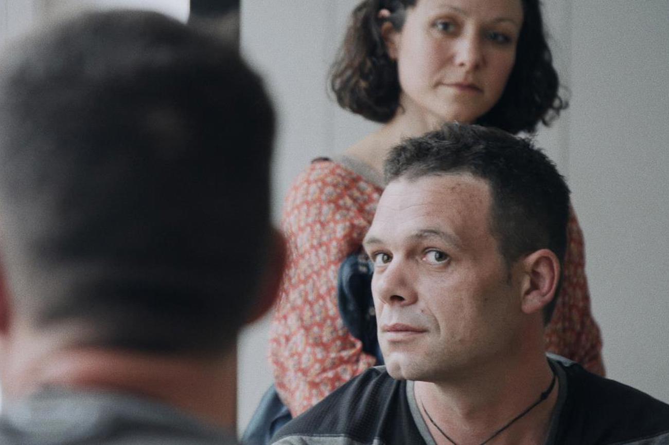Anna Tschannen schneidet Obdachlosen die Haare.|FILMFORMAT, Hefel GmbH