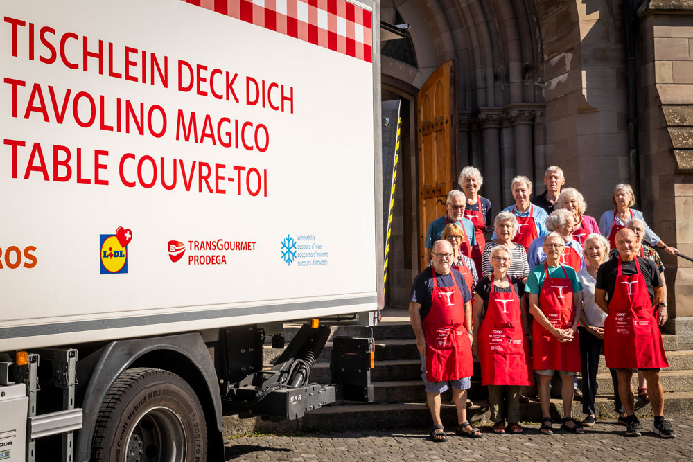 Ohne sie geht gar nichts: Das Team von Tischlein deck dich vor der Basler Matthäuskirche. | Foto: Katja Schmidlin