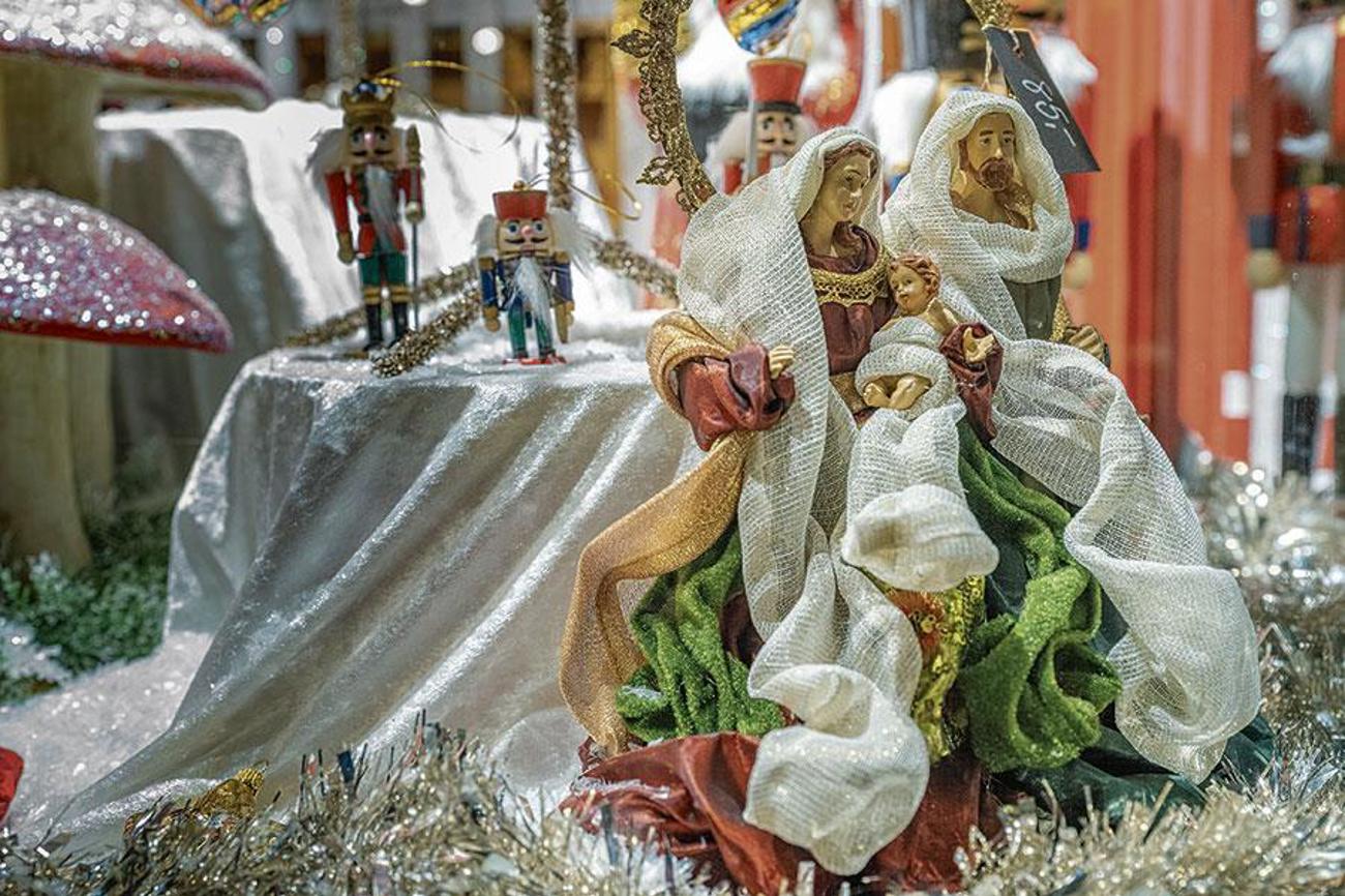 Strahlend: die Heilige Familie im Schaufenster.