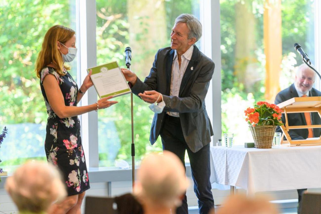 Kurt Zaugg-Ott von der «oeku» überreicht Kirchenstandspräsidentin Christine Thommen das Zertifikat «Grüner Güggel» | Mike Kessler