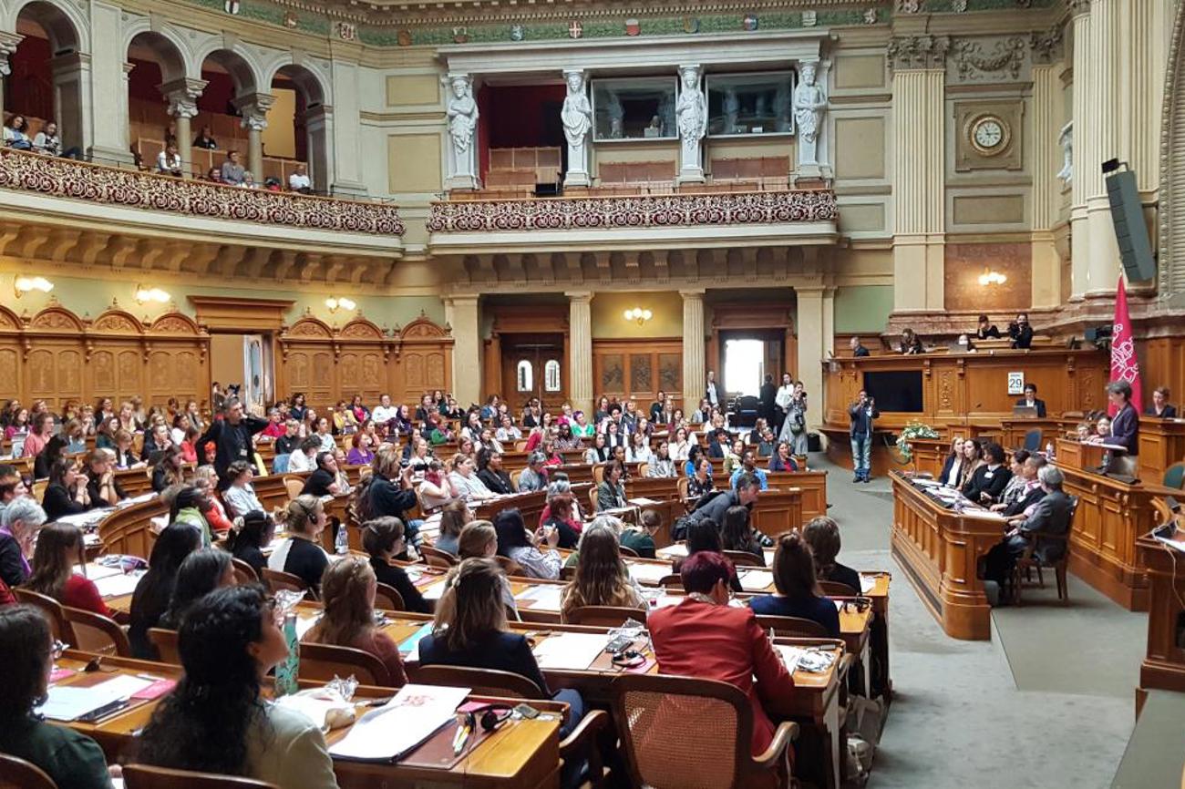 Bundesrätin Simonetta Sommaruga begrüsst die Frauen zur Session. |EFS