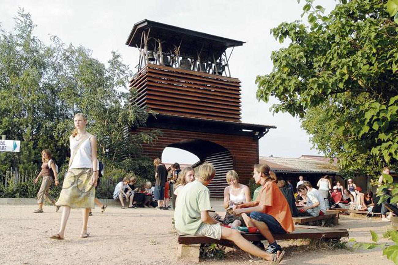 Taizé/Burgund: Entspannte Stimmung unter Jugendlichen in der Communité von Taizé. |epd-Bild