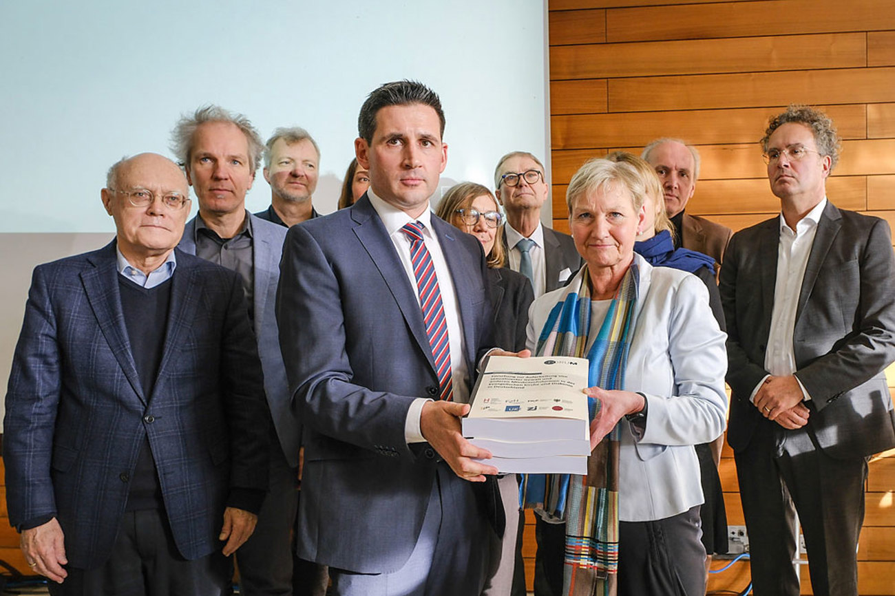 Professor Martin Wazlawik übergibt der Ratsvorsitzenden der Evangelischen Kirche Deutschland Kirsten Fehrs die Studie zu sexuellem Missbrauch. | Foto: epd-Bild