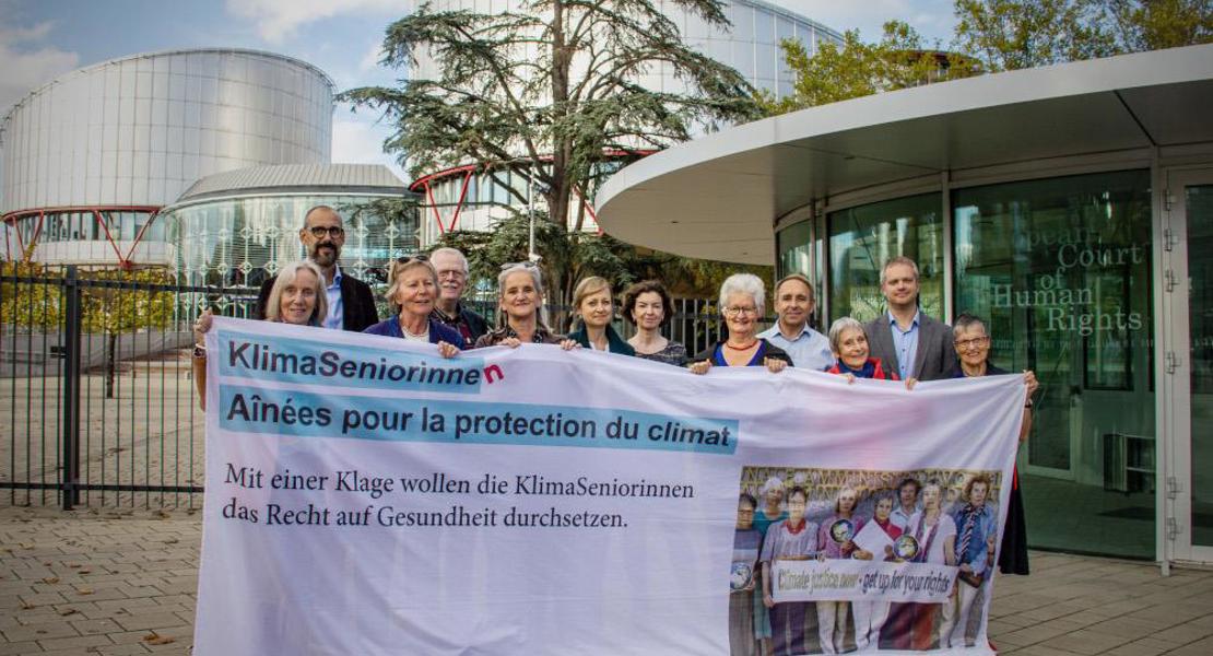 Die Vertretung der Klimaseniorinnen und ihr Rechtsteam im Dezember in Strassburg: Sie sind zuversichtlich für die Verhandlung ihrer Klimaklage ab dem 29. März. | Greenpeace