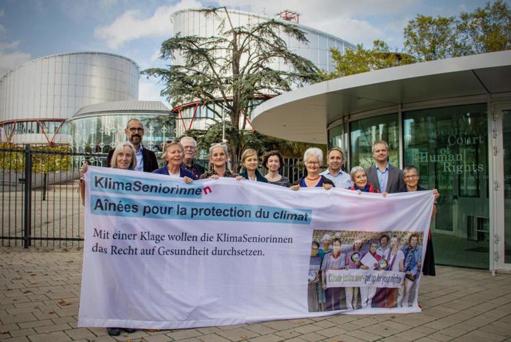Seniorinnen auf dem Weg zu wegweisender Gerichtsverhandlung