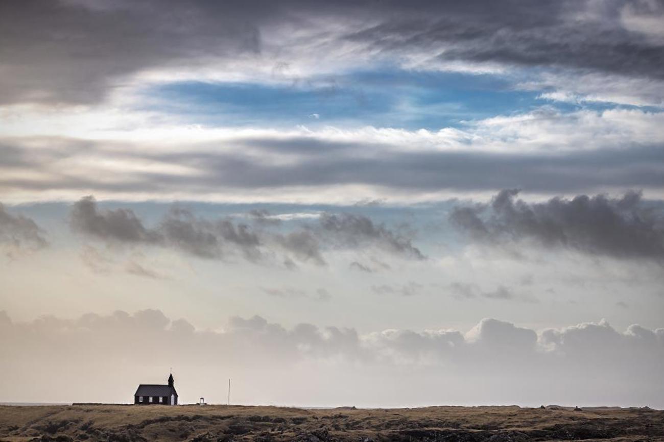Die Kirche, auf brachliegendem Land ruhend – eine Situation, in der die Saat für Neues aufgehen könnte? | Jane Rix/Shutterstock