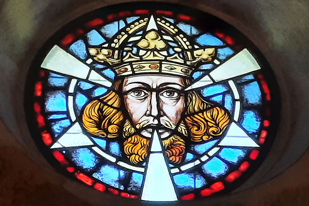 Die Fensterrosette in der unteren Kapelle zeigt eine Vision des Eremiten: das Haupt Gottes mit drei aus- und drei eingehenden Strahlen. | Foto: Hans Herrmann