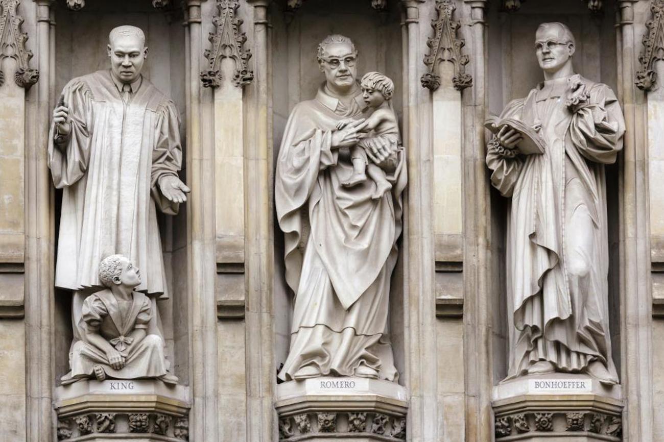 Moderner Märtyrer: Lange bevor die katholische Kirche Oscar Arnulfo Romero in den Heiligenstand erhoben hat, liess die anglikanische Kirche Englands die Steinmetze anrücken und hievte die steinerne Statue des ermordeten Erzbischofs von El Salvador in eine Nische am Westportal der Westminster Abbey. In der Reihe der fünfzehn modernen Märtyrer steht er nun; zu seiner Linken Martin Luther King und zu seiner Rechten Dietrich Bonhoeffer. | Schutterstock