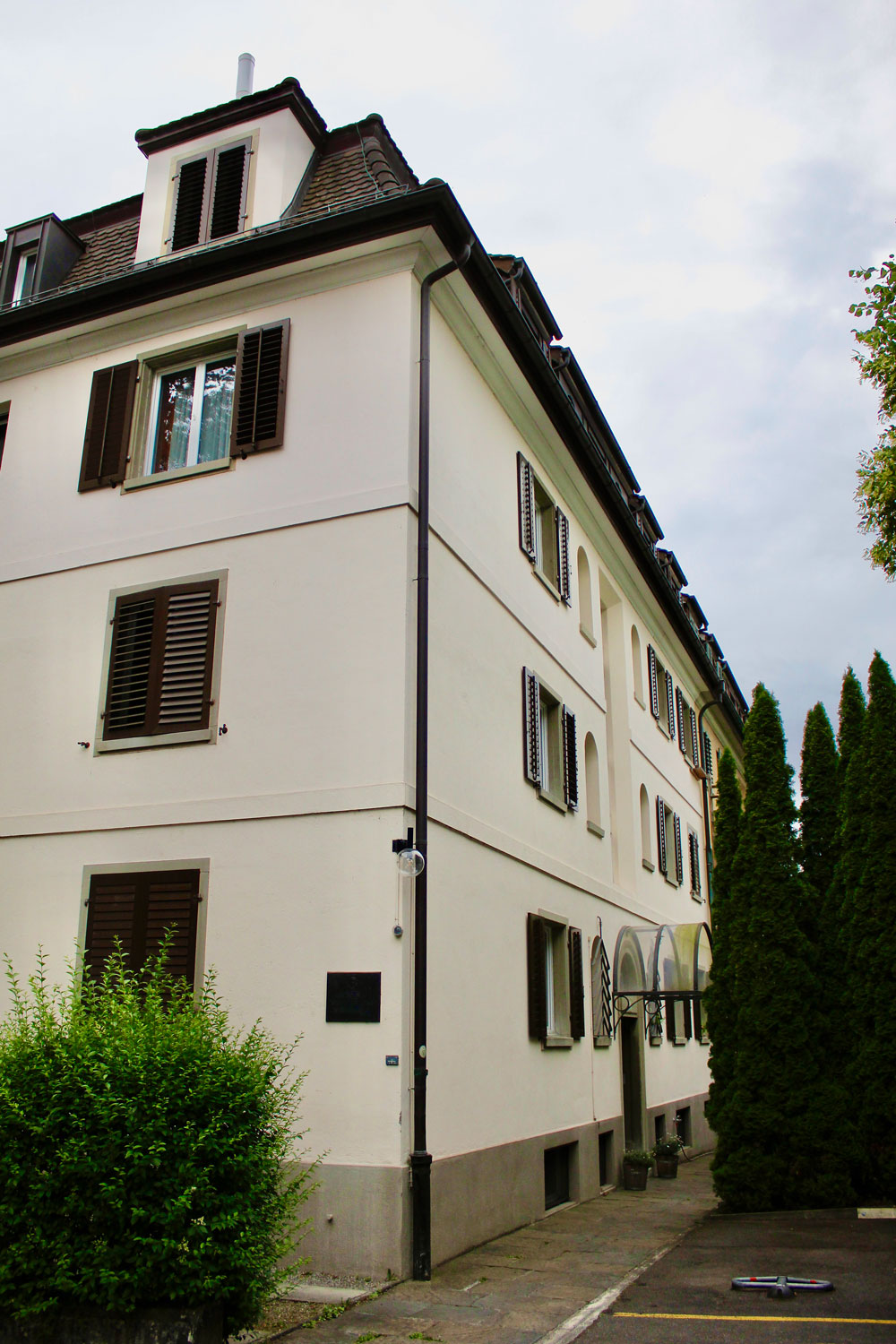 Noble Adresse, bescheidene Bewohner: Das Franziskanerkloster an der Hofackerstrasse in Zürich. | Foto: Tilmann Zuber