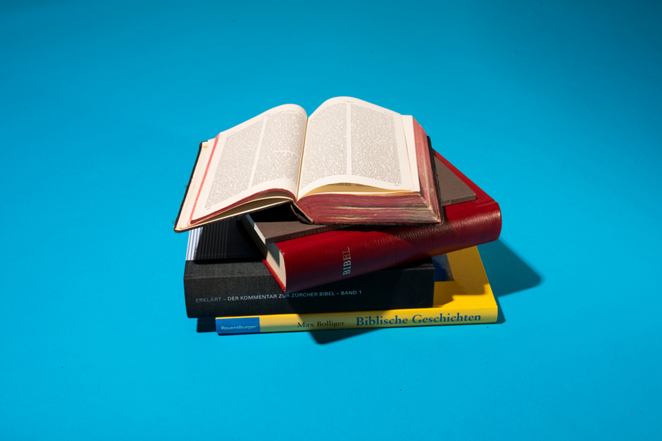 Die Handreichung fordert: hinsehen, wie die Bibel gelesen wird. | Foto: Désirée Good