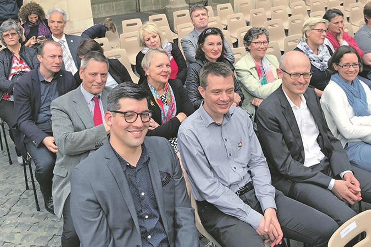 In Erwartung der Zeremonie: Die Luzerner Reformierten im katholischen Zentrum der Welt. |Bilder: stämmer