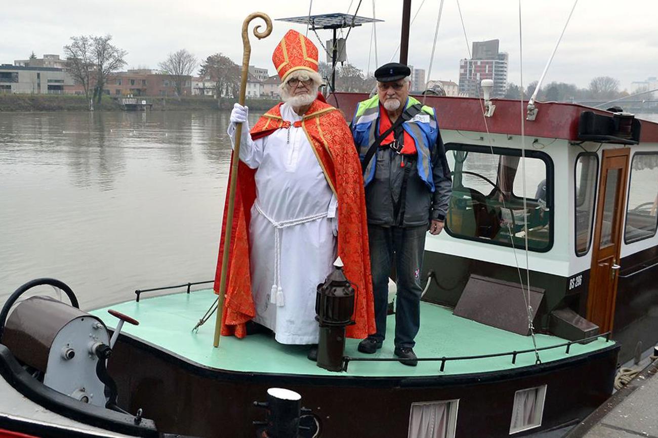 Die beiden Schifferseelsorger Xaver Pfister und Walter Schär am 6. Dezember als Nikoläuse. | Meinrad Stöcklin