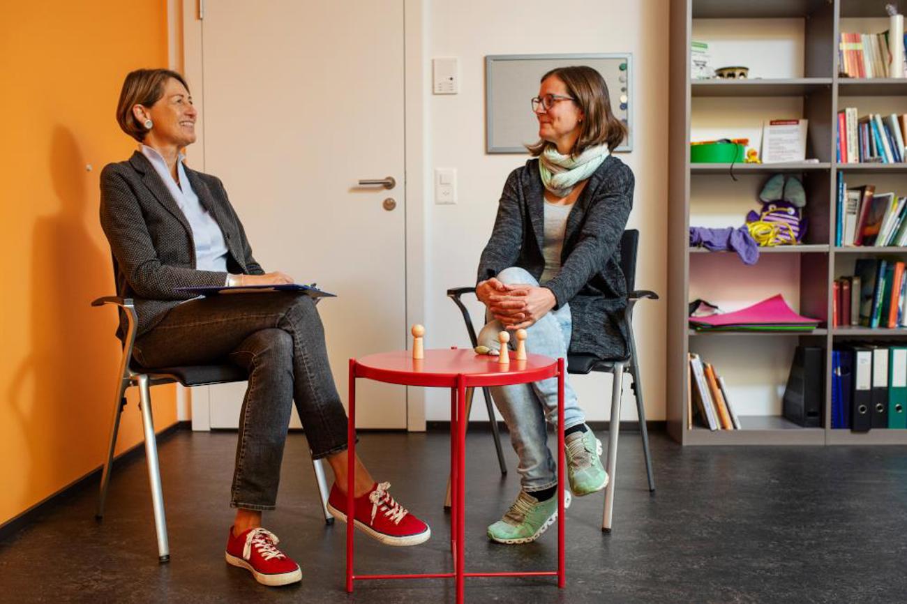 Marie-Luise Blum (l.) beim Coaching mit Figuren und Rollentausch mit Damaris Waller. | Dominik Wunderli