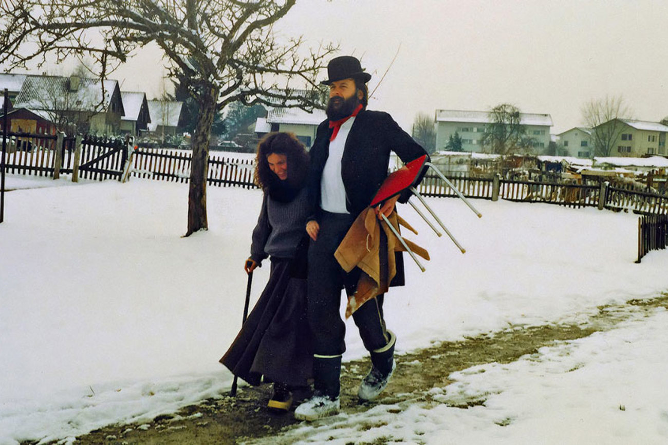 Szene aus «Röbi geht»: Heidi und Robert Widmer-Demuth öffneten für den Film auch ihr privates Fotoalbum. | Foto: Kosmos Film