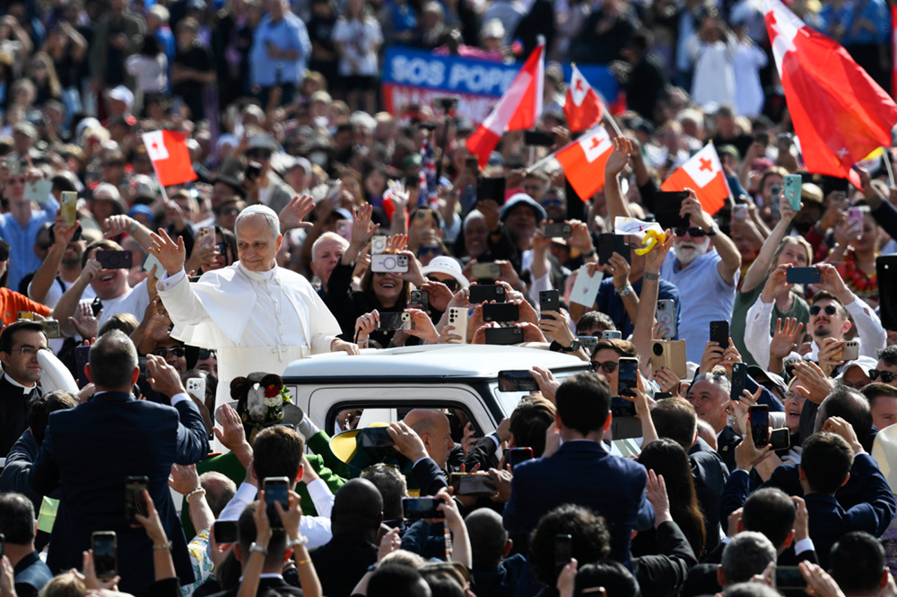 Papst Leo XIV. zelebriert die Messe zum Beginn seines Pontifikats auf dem Petersplatz in Rom. Vor seiner Amtseinführung grüsst er die Menschen vom Papamobil aus. | Foto: epd/Vatikan Media