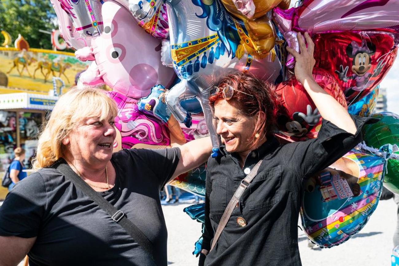 Eveline Saoud im Gespräch mit einer Schaustellerin.