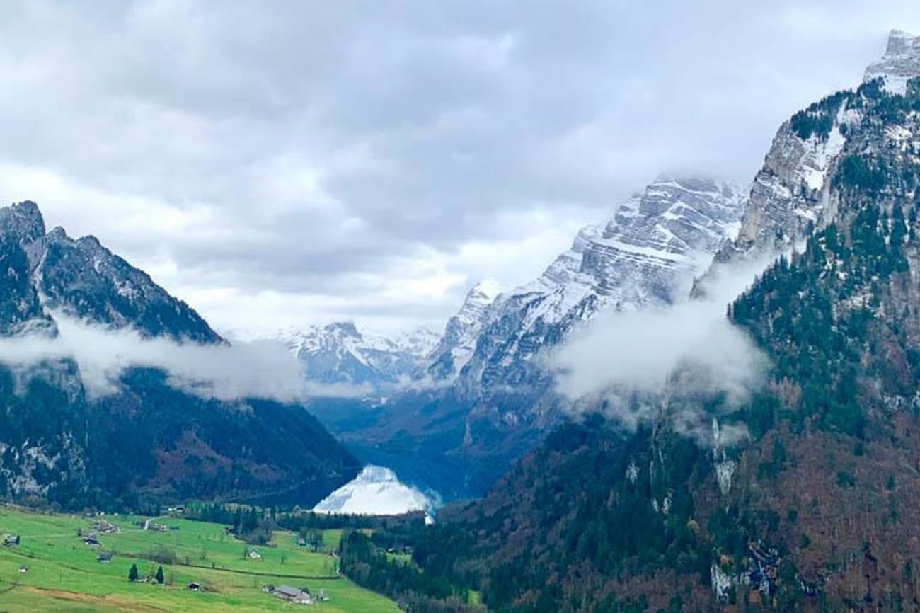 Mit Blick auf den Klöntaler See innehalten und über die Freiheit nachdenken.