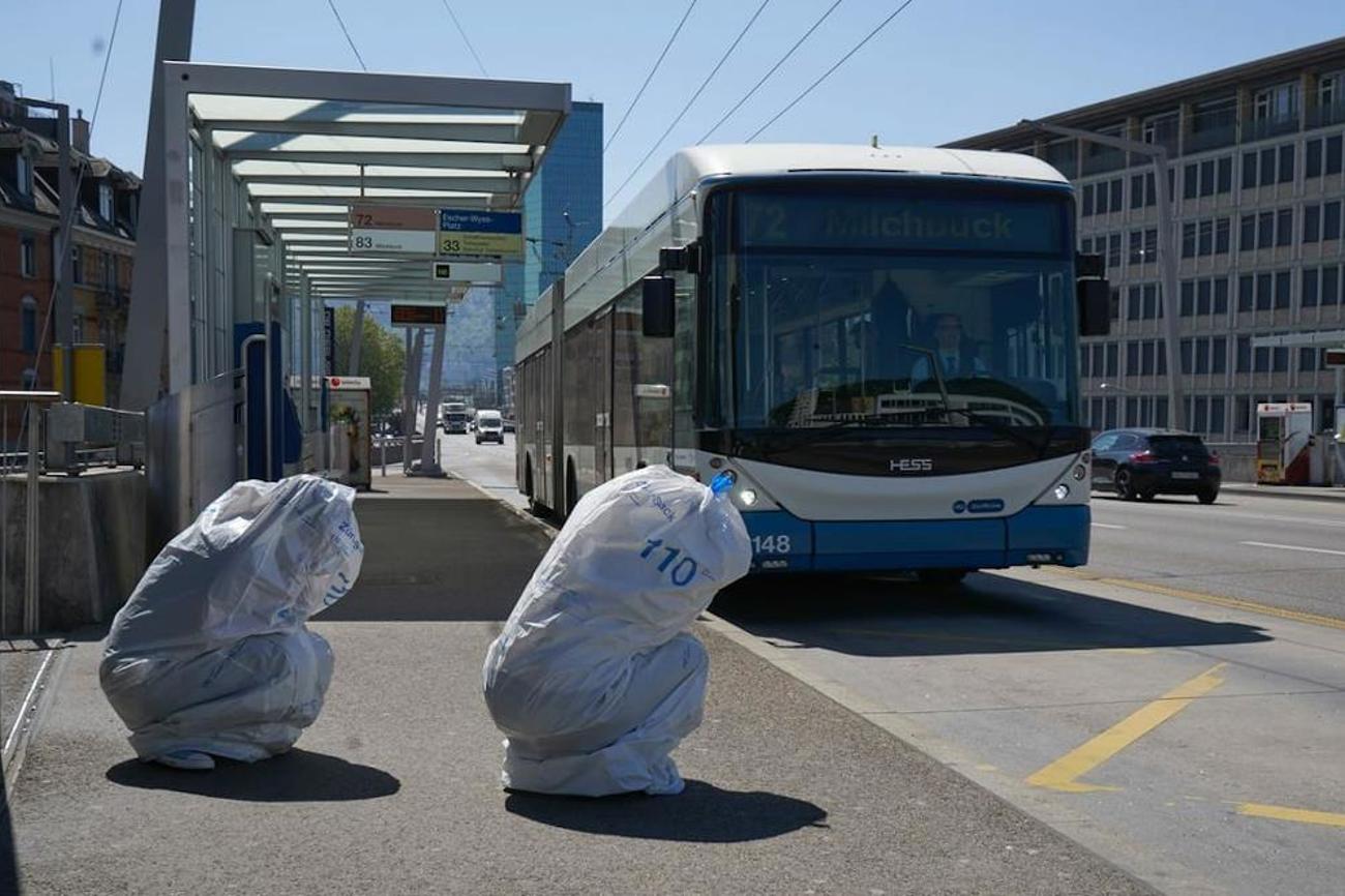 Zwei Kehrichtsäcke auf der Reise in den Wald: Szene aus dem Kurzfilm «Dass niemand weiss.» |Martin Guggisberg