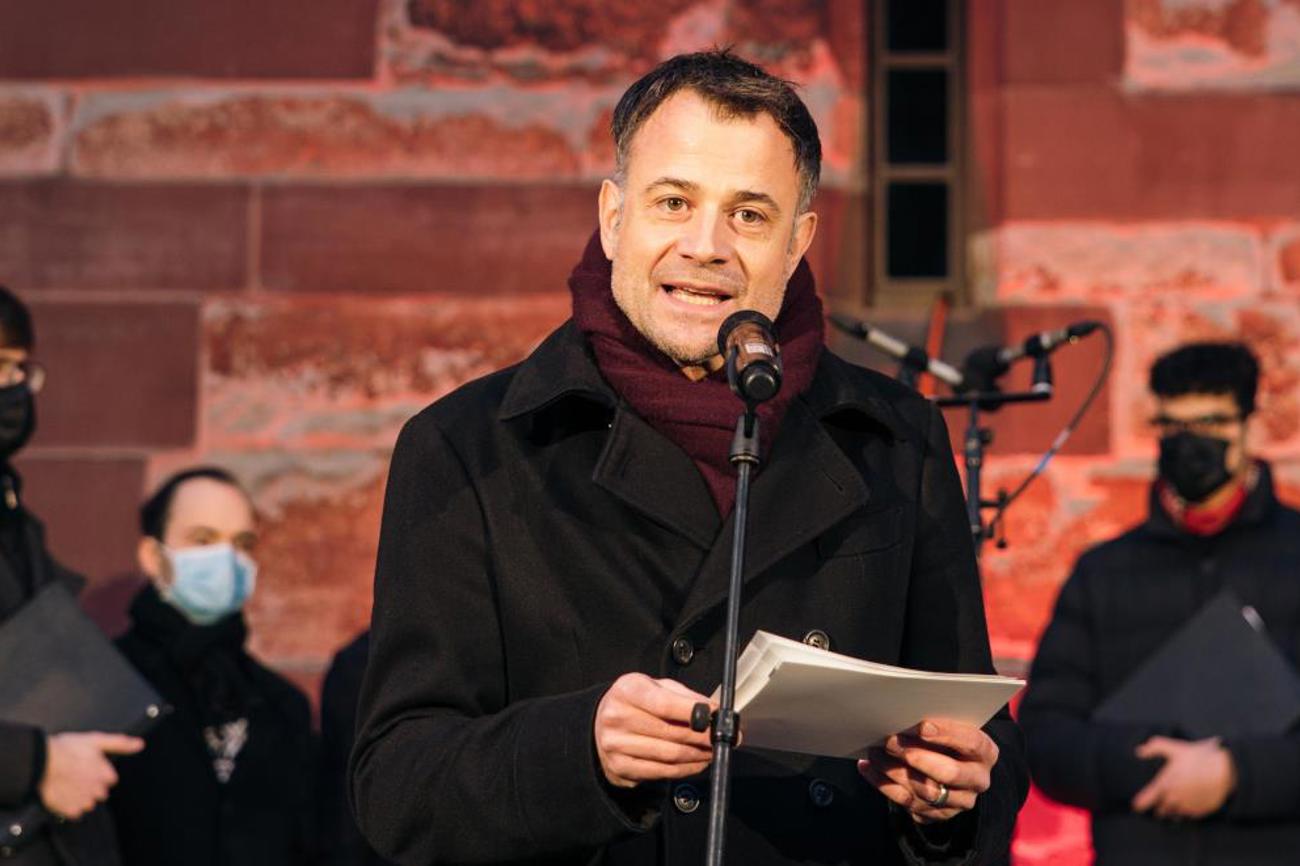 Der Basler Regierungsrat Kaspar Sutter sprach zur Ankunft des Friedenslichts in Basel. |Damaris Thalmann