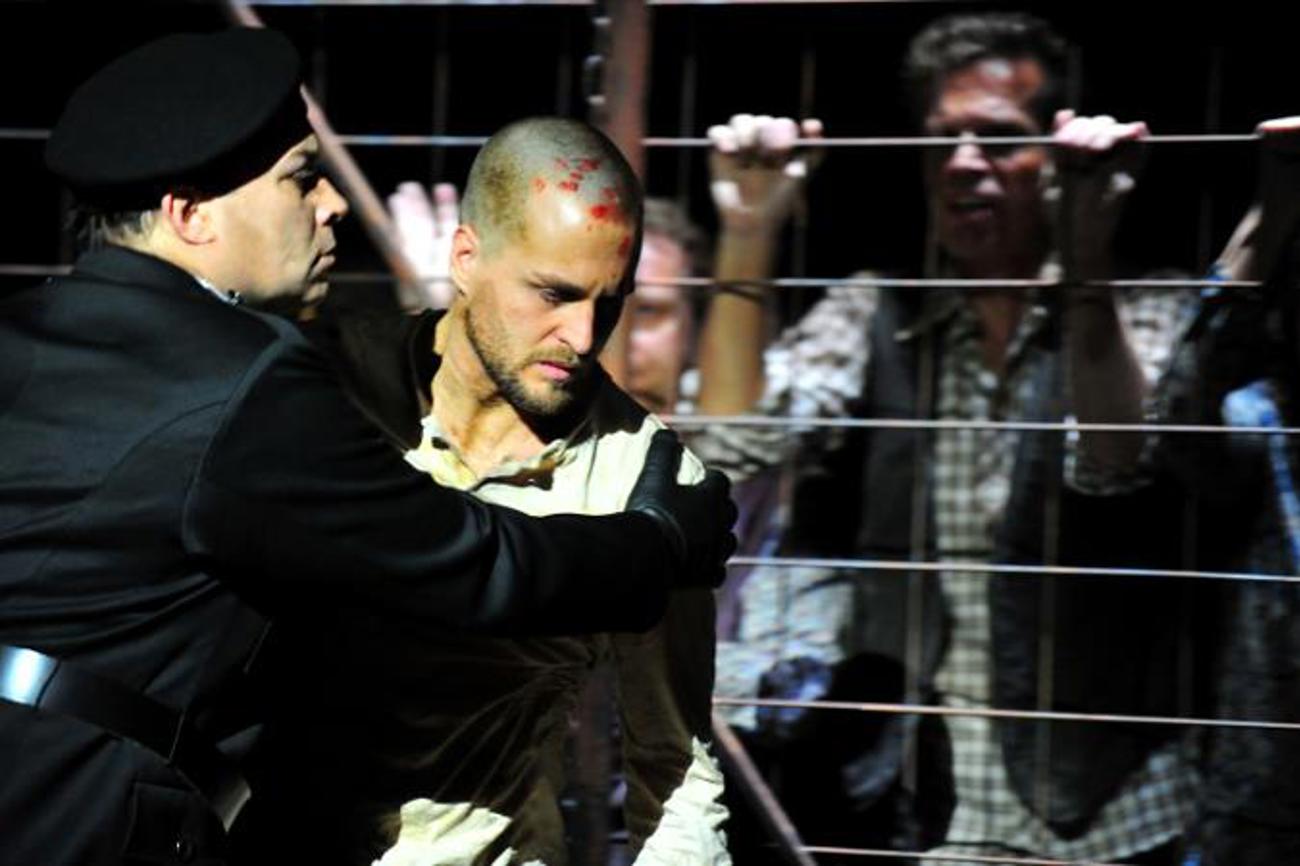 Jesus (Alexander Klaws) und Pilatus (Matthias Pagani) in der Rockoper «Jesus Christ Superstar» auf der Bühne des Theaters Basel. | Sandra Then/Theater Basel