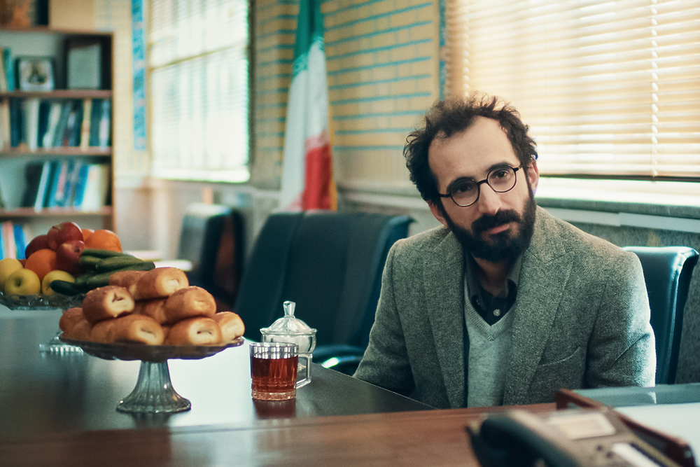 Abwarten und Tee trinken: Filmemacher Bahram Ark – hier beim vergeblichen Vorsprechen vor dem iranischen Kulturminister – versucht eine Erlaubnis zur Vorführung seines Films zu erhalten. | Bild: Trigon Film