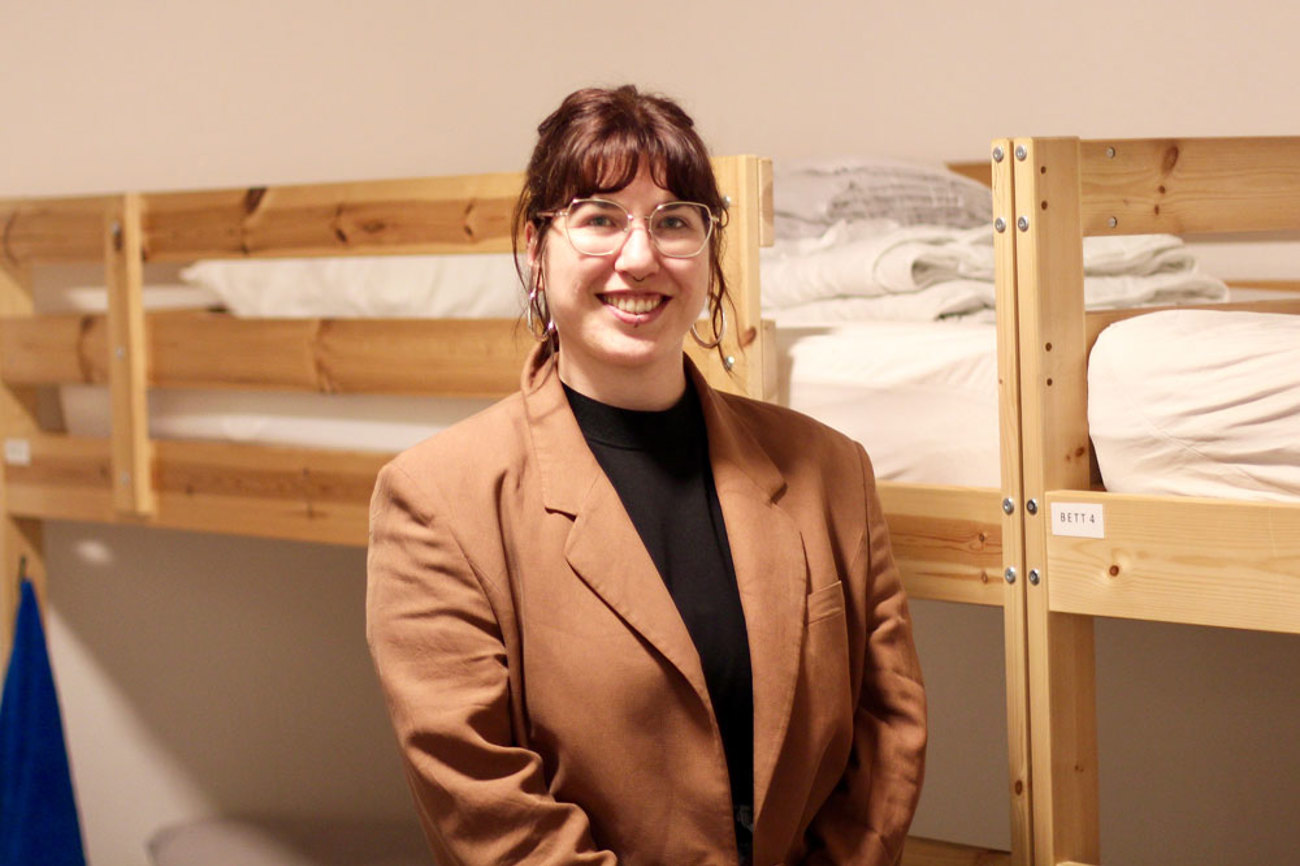 Diana Greiner, Betriebsleiterin, vor den Betten der Notschlafstelle in Olten. | Foto: Zuber