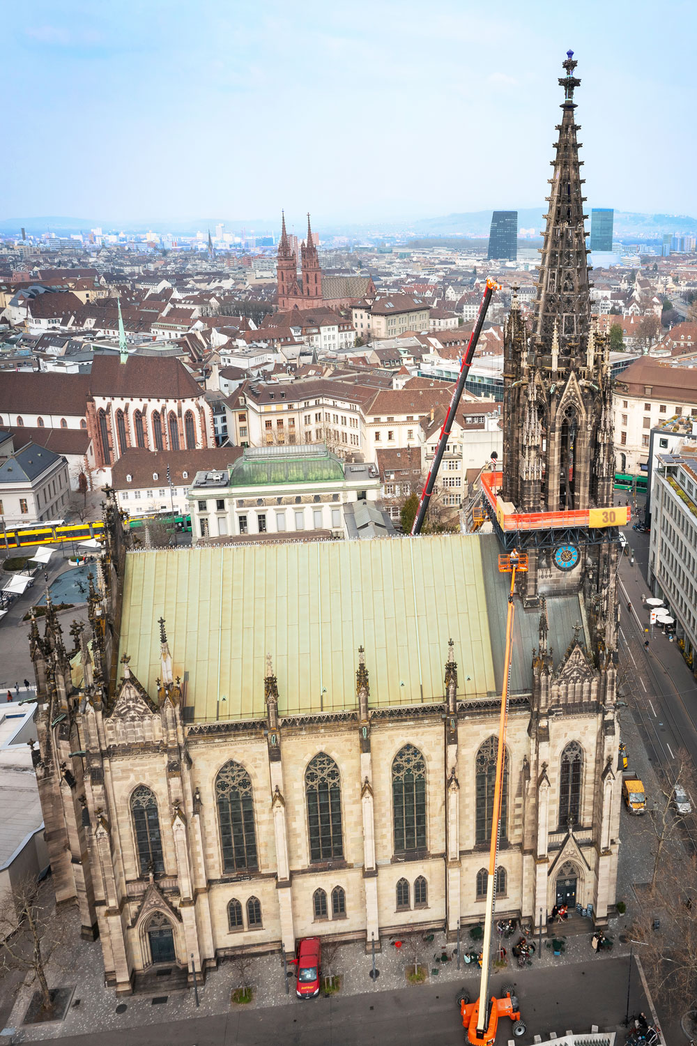 Die Elisabethenkirche mit Jubiläumsschleife um den Turm: 30 Jahre Offene Kirche.