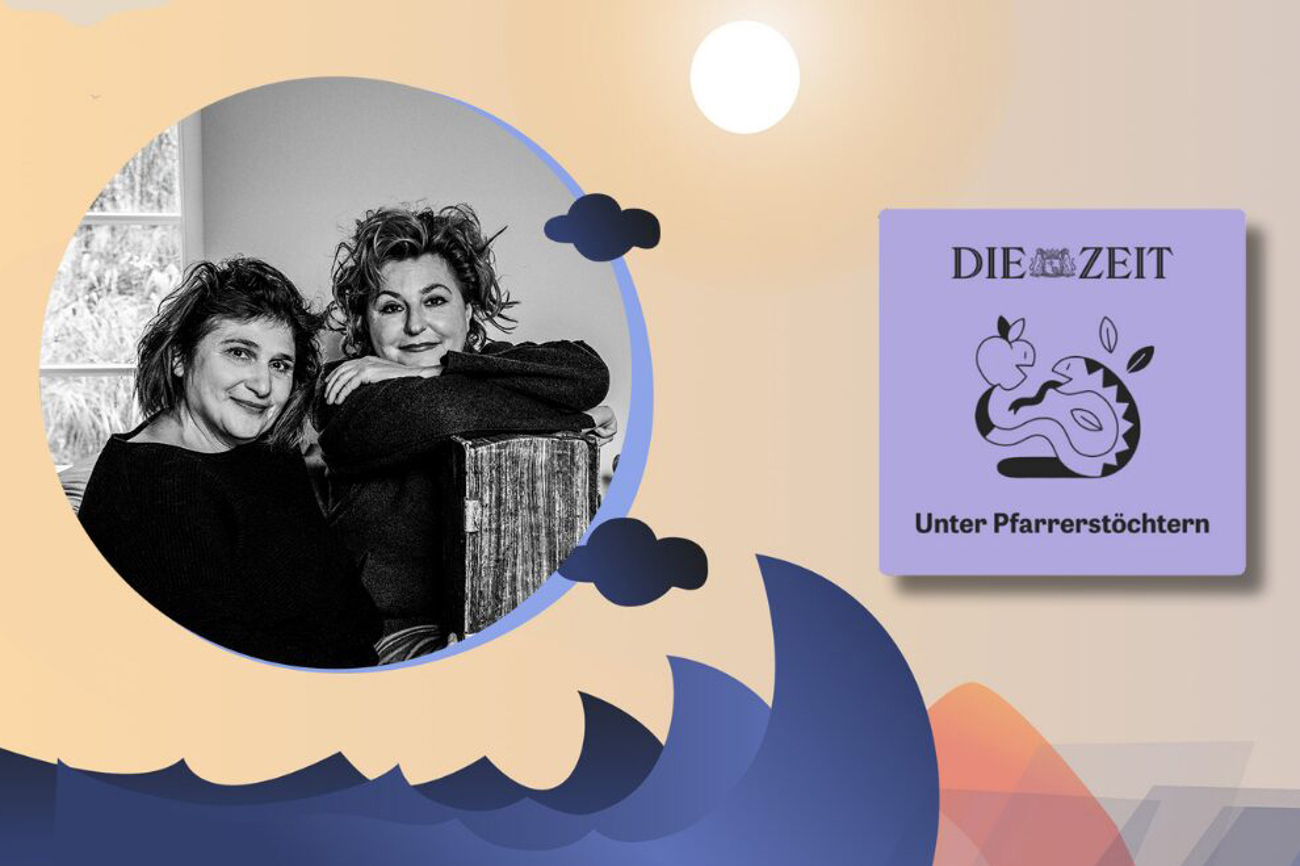 Live am «RefLab»-Festival: Theologin Johanna Haberer (links) und Journalistin Sabine Rückert nehmen eine Folge ihres Podcasts «Unter Pfarrerstöchtern» auf. | Bild: zvg