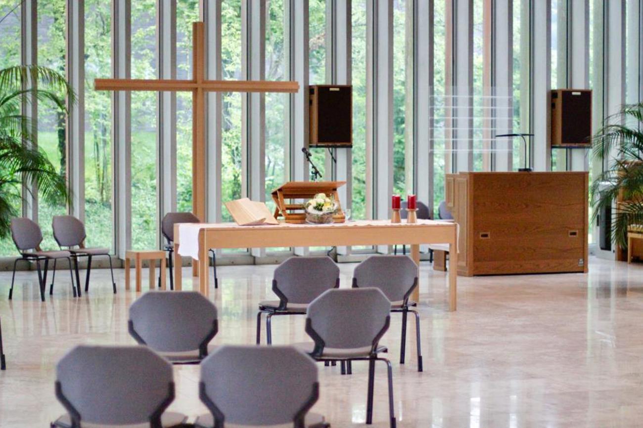 Corona-Abstand zwischen den Stühlen in der Kirche Lostorf. | Tilmann Zuber