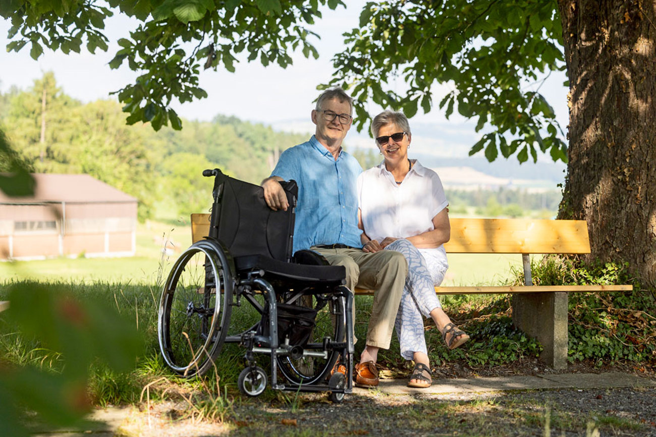 «Es geht um das Heute. Um das Jetzt », sagt Pfarrer Christoph Baumann. Mit seiner Frau Barbara lebt er seit mehr  als 20 Jahren mit den Veränderungen, die seine MS-Erkrankung mit sich bringt. | Foto: Matthias Jurt