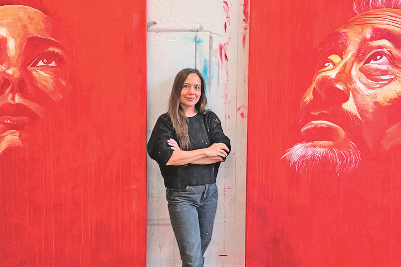 Jennifer Cavegn zwischen ihren Porträts. | zvg