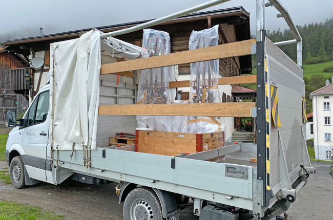 Fahren mit offener Plane: Das Fahrzeug des Kulturgüterschutzes ist zehn Zentimeter zu klein. | Foto: Zivilschutz Graubünden / Kulturgüterschutz