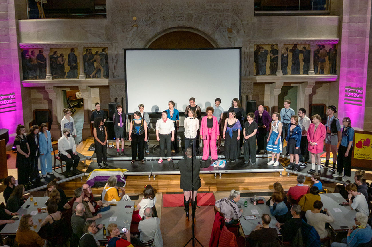 Der frisch gegründete «Queerchor Schweiz» trat in der Pauluskirche in Basel auf. In der Kulturkirche fand das wohl ungewöhnlichste Public Viewing während des Eurovision Song Contests (ESC) statt. | Foto: epd/Christine Siefer