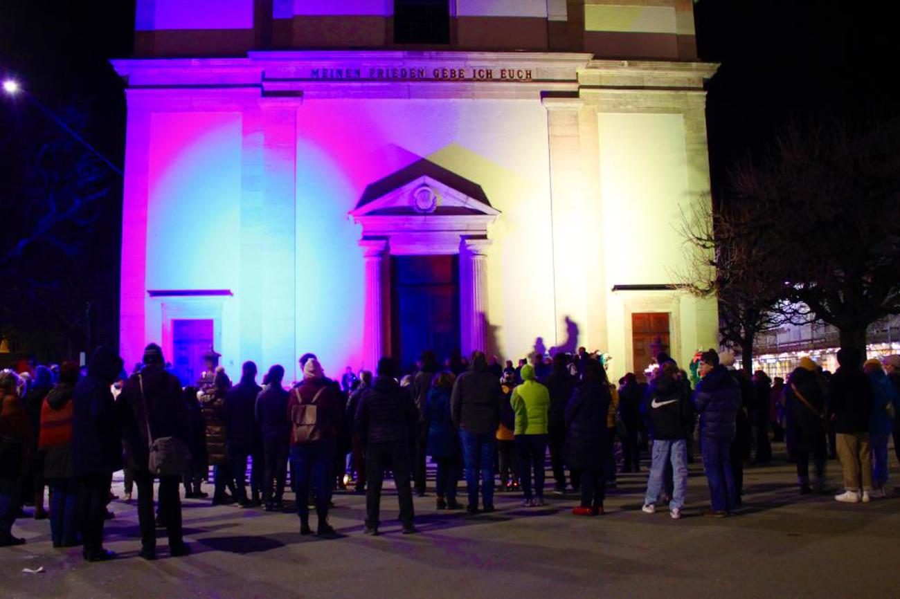 Stadtkirche Olten in den Farben gelb und blau. |Tilmann Zuber