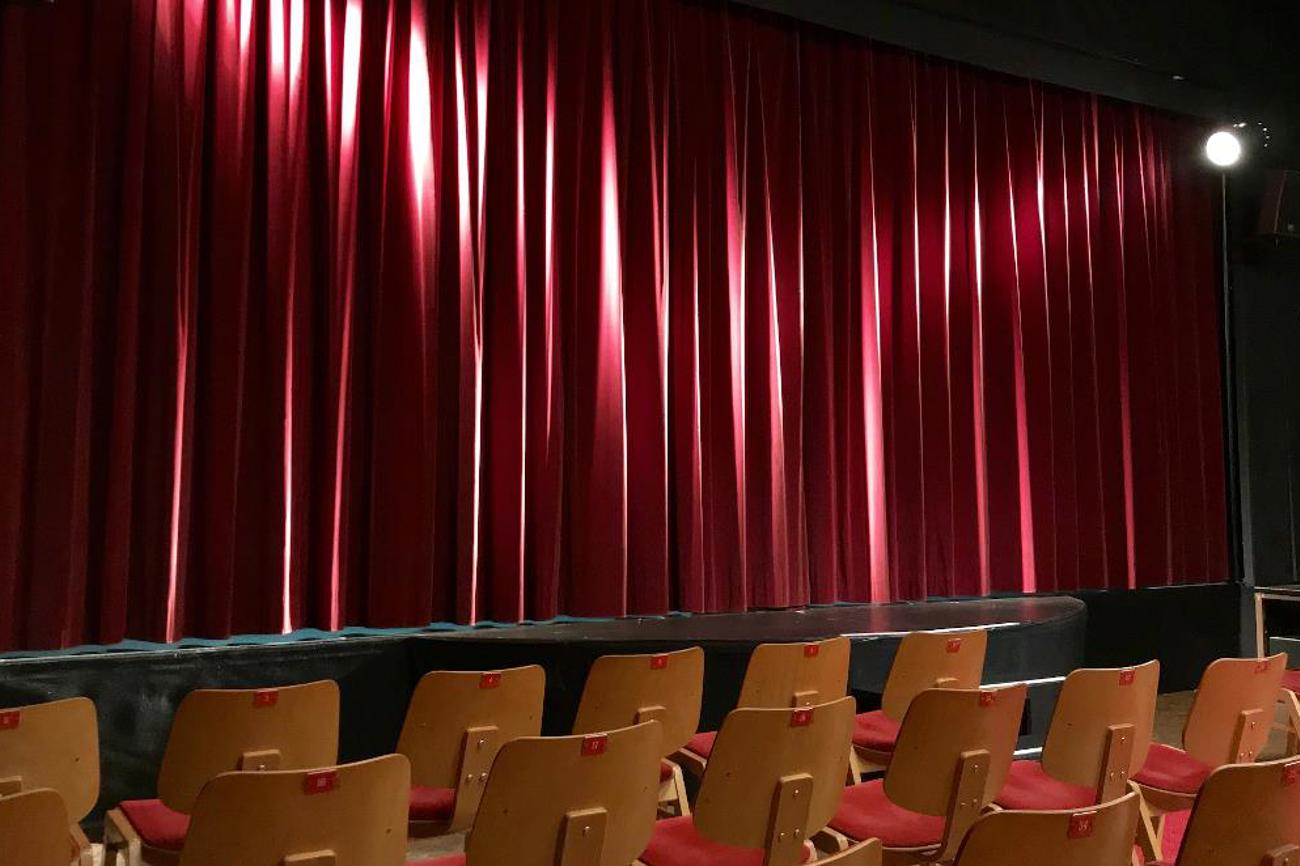 Kein Publikum – kein Einkommen: Selbständige wie etwa Künsterlinnen, die auf Publikum angewiesen sind, können zurzeit in finanzielle Nöte geraten. Wenn nirgendwoher Hilfe kommt, soll dieses Projekt Überbrückung leisten. |Ulli Paege/pixabay.com